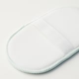 Primer pla del coixinet de microfibra PEPPRIG, costures de vora visibles, superfície de textura suau.