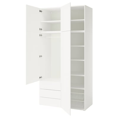 Un armari d'emmagatzematge PLATSA blanc amb portes obertes i múltiples prestatgeries a l'interior.