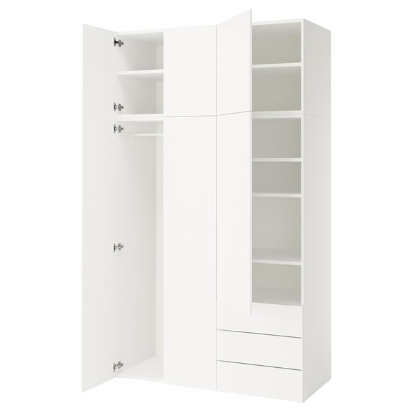 Un armari PLATSA blanc amb portes obertes, prestatgeries reveladores i vareta penjant.