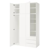 Un armari PLATSA blanc amb portes obertes, prestatgeries reveladores i vareta penjant.