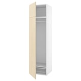 Armari d'emmagatzematge PLATSA blanc amb porta de fusta clara i cistella de filferro.