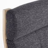 Coixí recobert de tela gris fosc amb estructura de fusta, amb costures d'alta qualitat i disseny còmode.