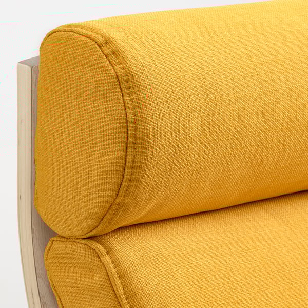 Còmoda cantonada de cadira entapissada groga, disseny modern, teixit amb textura suau, comoditat que convida.