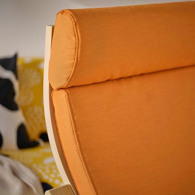 Cadira taronja ikea poang amb braços de fusta i disseny corbat.