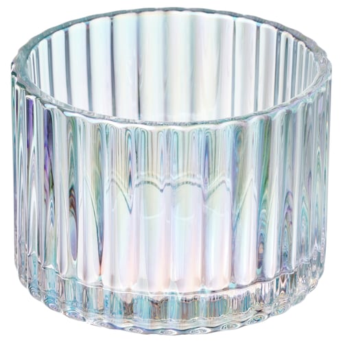 Un portaespelmes de vidre transparent i iridescent RÄFFELBJÖRK amb ranures verticals.