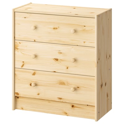 Una calaixera de fusta clara RAST. Disposa de quatre calaixos amb poms de fusta, forma rectangular i acabat natural.