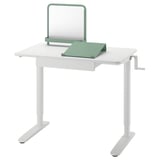 Escriptori RELATERA blanc amb accessoris verds, alçada regulable, pissarra magnètica, coxís angular, calaix, gestió de cables.