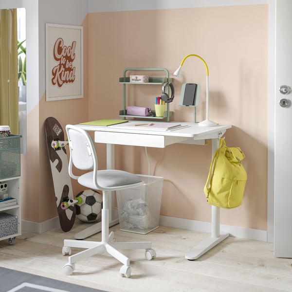Escriptori infantil blanc modern amb organitzador, llum groga i cadira. Inclou ganxos, calaix i suport per a telèfon. Espai d'estudi lluminós, ampli i funcional.