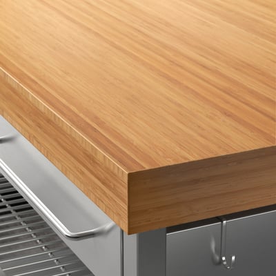 Illa de cuina de bambú RIMFORSA amb estructura d'acer, calaixos, ganxos i prestatgeries.