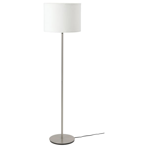 Un llum de peu modern anomenat RINGSTA. És una base elegant, niquelada i una tonalitat tèxtil blanca. L'ombra difon una llum suau i uniforme.