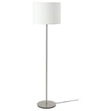 Un llum de peu modern anomenat RINGSTA. És una base elegant, niquelada i una tonalitat tèxtil blanca. L'ombra difon una llum suau i uniforme.
