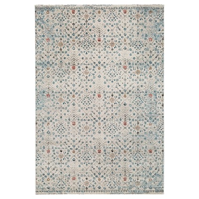 La catifa ROMDRUP és una estora de color gris clar amb intricats dissenys florals blaus i taronges, feta de polipropilè.