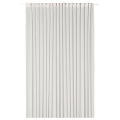 La cortina transparent blanca com la neu, verticalment rectangular, penja recta amb la part superior fruncida, feta de polièster reciclat.