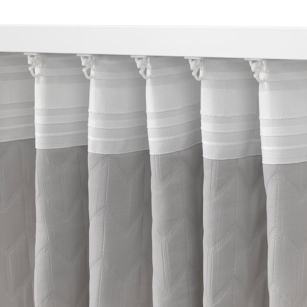 Les cortines blanques amb suport tèrmic pengen perfectament, bloquejant el fred i proporcionant privacitat.