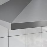 Campana de cuina d'acer inoxidable amb superfície elegant, muntada a prop de rajoles blanques, reflectint la llum, mostrant la qualitat moderna.