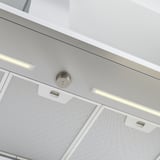 Campana de cuina moderna d'acer inoxidable amb un disseny elegant i llums led integrats, que ofereix una il·luminació neta i uniforme.