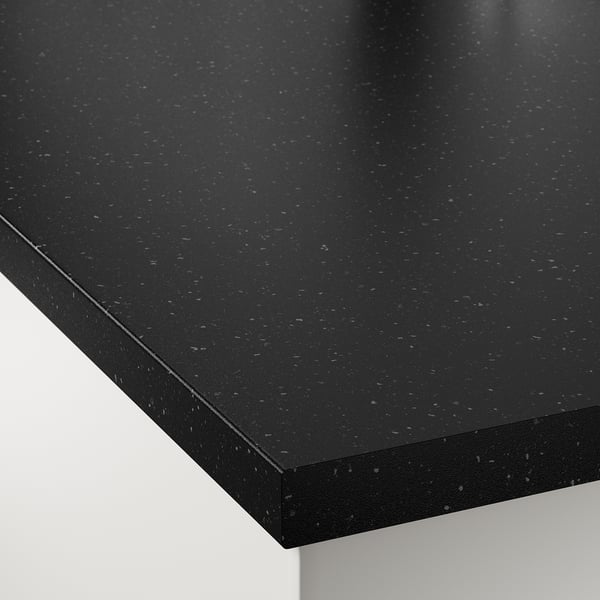 Primer pla de l'elegant taulell tacat negre, llis i resistent, que mostra la seva superfície neta.