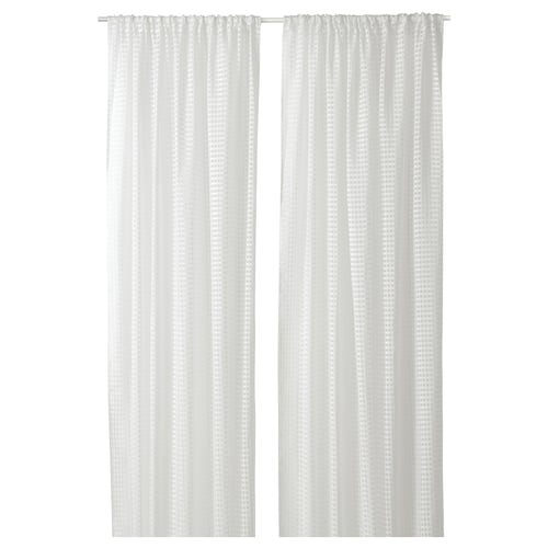 Dues cortines blanques transparents amb un subtil patró de quadres, fabricades amb polièster 100% reciclat.
