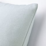 Funda de coixí amb cotó blau clar i blanc ben teixit, amb una superfície tàctil amb textura. Accés amb cremallera per al rentat.
