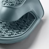 Primer pla de guant de cuina de silicona blava. Superfície texturitzada resistent a la calor per a una adherència segura.