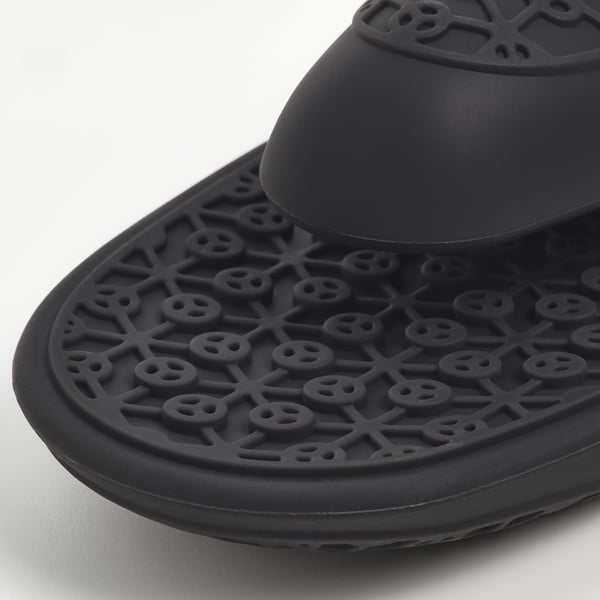 Guant de cuina de silicona negre amb un disseny de textura intricat per a l'adherència. Obertura circular per penjar.