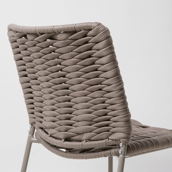 Cadira moderna de vímet amb teixit complex, feta de corda de polipropilè marró grisenc duradora. Un marc metàl·lic elegant, dissenyat per a ús exterior.