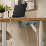 Configuració minimalista de l'escriptori amb ordinador portàtil i cable SKOTAT, perfectament organitzat.