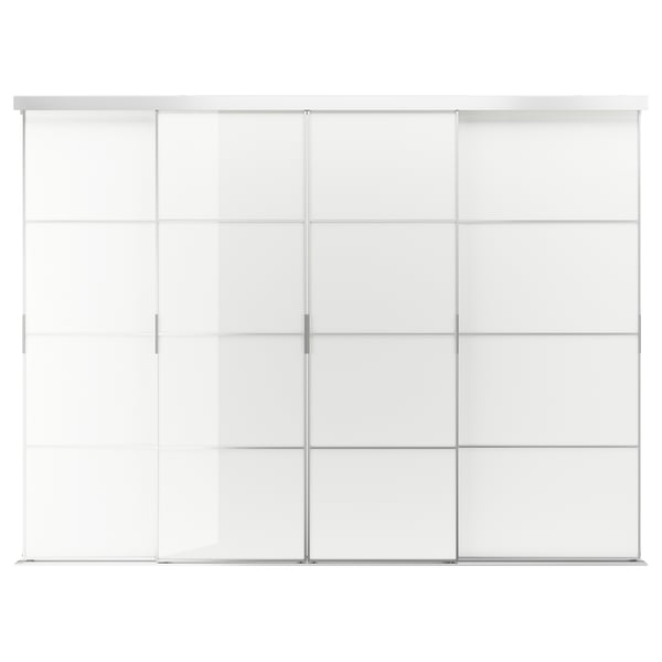 Un sistema de portes corredisses blanques SKYTTA amb quatre panells de vidre i un disseny minimalista.