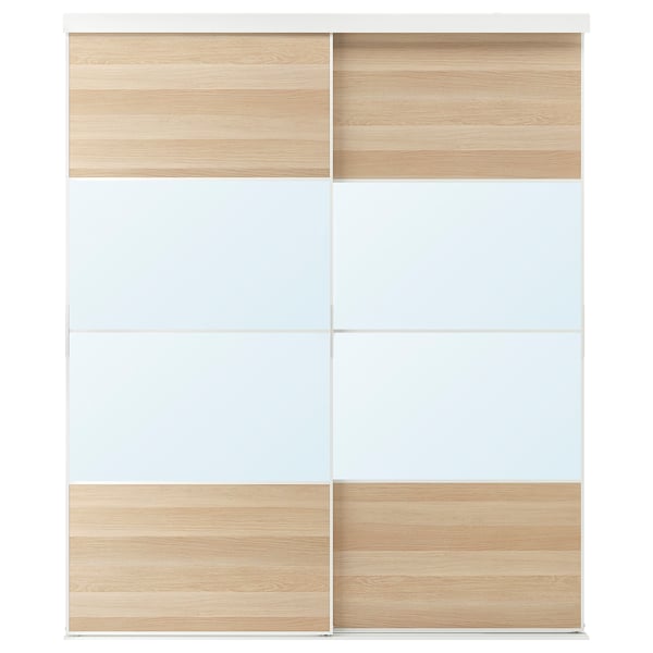 Armari corredís SKYTTA amb panells blancs i marró clar, disseny minimalista, emmagatzematge interior.