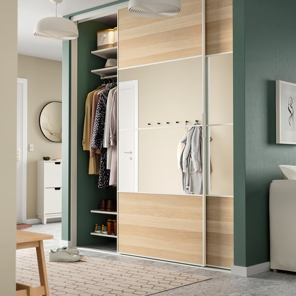 Habitació verda moderna amb armari SKYTTA, llum, cadira, lavabo.