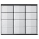 Opció: Porta corredissa SKYTTA, tres panells de vidre transparent emmarcats en alumini negre, rectangular.