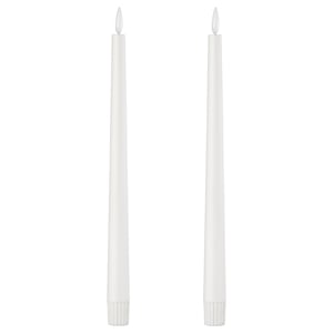 Dues espelmes led SMÅLOM blanques i cilíndriques amb puntes arrodonides i bases acanalades, fabricades en plàstic.