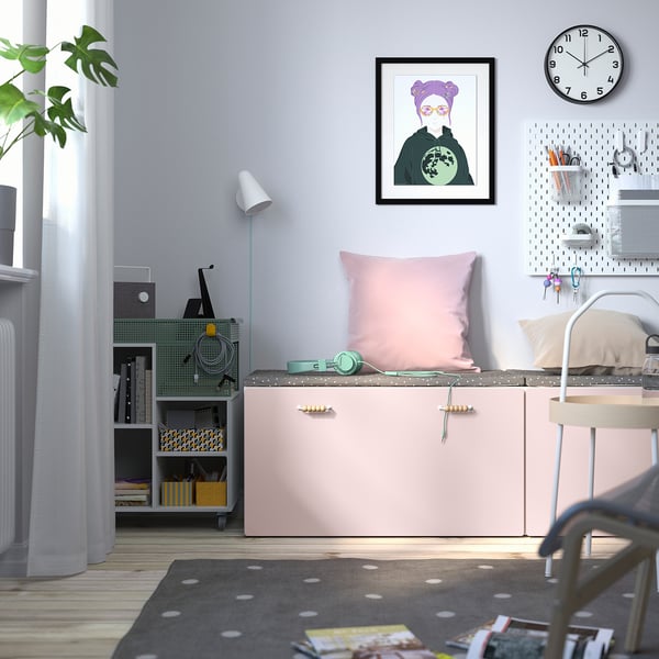 Configuració d'oficina a casa amb banc SMÅSTAD, coixins, auriculars, llum, prestatgeria i decoració.