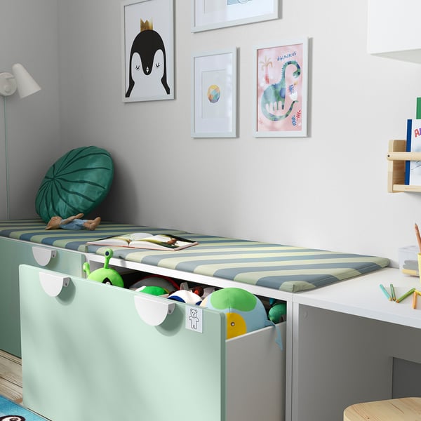Habitació infantil amb banc SMÅSTAD i joguines, estable en terres irregulars.