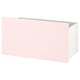 Opció: Una caixa d'emmagatzematge SMÅSTAD de color rosa clar sobre rodes, amb un disseny elegant i modern.
