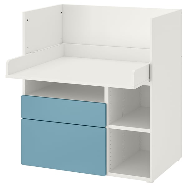 Escriptori infantil blau i blanc amb calaixos i prestatges.
