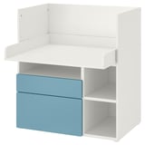 Escriptori infantil blau i blanc amb calaixos i prestatges.