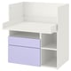 Escriptori blanc d'IKEA SMÅSTAD amb calaixos morats. Té prestatges oberts i una part superior plana, ideal per a una habitació infantil.