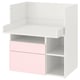 Representa un escriptori infantil blanc i rosa clar amb emmagatzematge. És un disseny de prestatge obert, adequat per jugar i estudiar.
