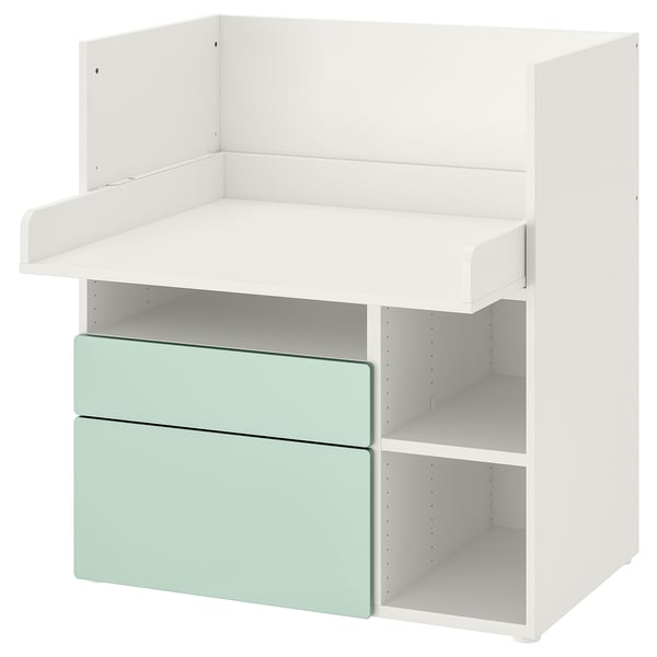 Un escriptori blanc ikea amb calaixos verds. És modern, rectangular i té múltiples seccions d'emmagatzematge.