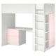 Representa un llit loft SMÅSTAD blanc amb detalls de color rosa, que inclou emmagatzematge, escriptori i prestatges.