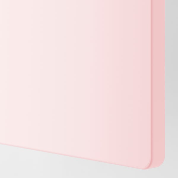 Primer pla d'un racó de llit altell per a nens de color rosa suau i vibrant. Les vores netes i arrodonides i la construcció robusta.