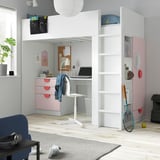 Un llit altell blanc compacte amb escriptori i emmagatzematge a sota, ideal per a espais reduïts, combinant zones de son, estudi i joc de manera eficient.