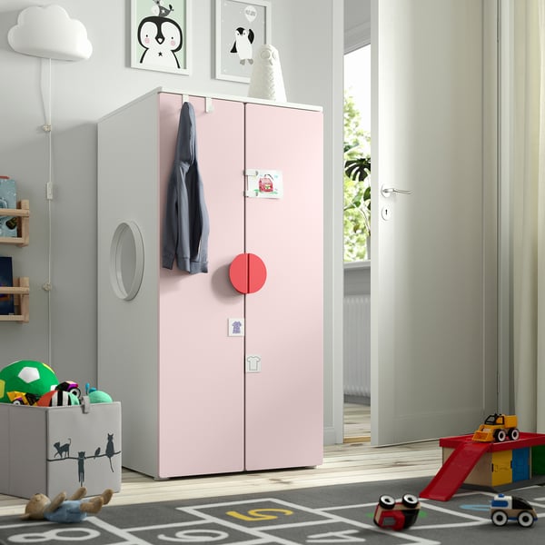 Armari SMÅSTAD: portes roses i blanques, peus ajustables