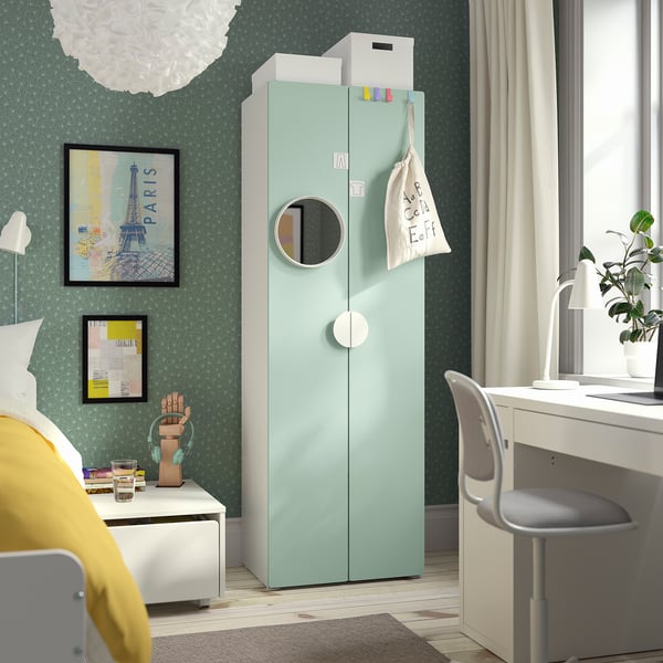Habitació infantil amb armari SMÅSTAD turquesa, mirall, portes de tancament suau, compacta però àmplia.