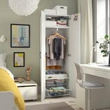 Petit dormitori amb armari blanc ikea SMÅSTAD per a roba, escriptori, cadira i decoració.