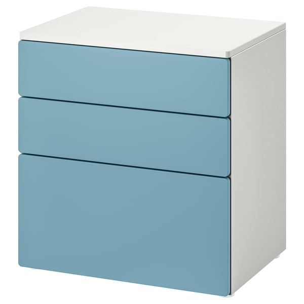 Una calaixera SMÅSTAD blanca i blava amb tres calaixos. És un disseny modern amb un acabat llis, ideal per a espais reduïts.
