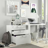Ikea SMÅSTAD cofre amb calaixos oberts sota un organitzador de paret i escriptori amb portàtil.