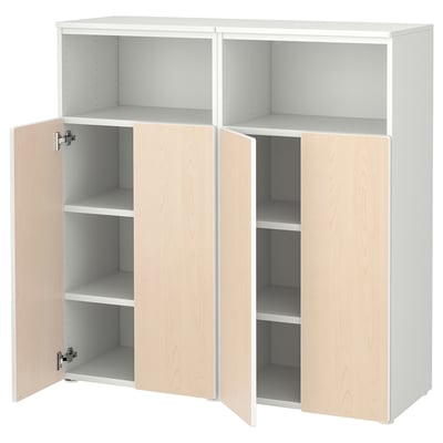 Moble d'emmagatzematge de fusta blanca Ikea SMÅSTAD, portes de fusta clara obertes, quatre prestatges cadascun.