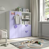 Habitació infantil amb emmagatzematge SMÅSTAD lavanda, que inclou armaris, prestatges i calaixos. Conjunt de tren de joguina compacte i estable sobre catifa.